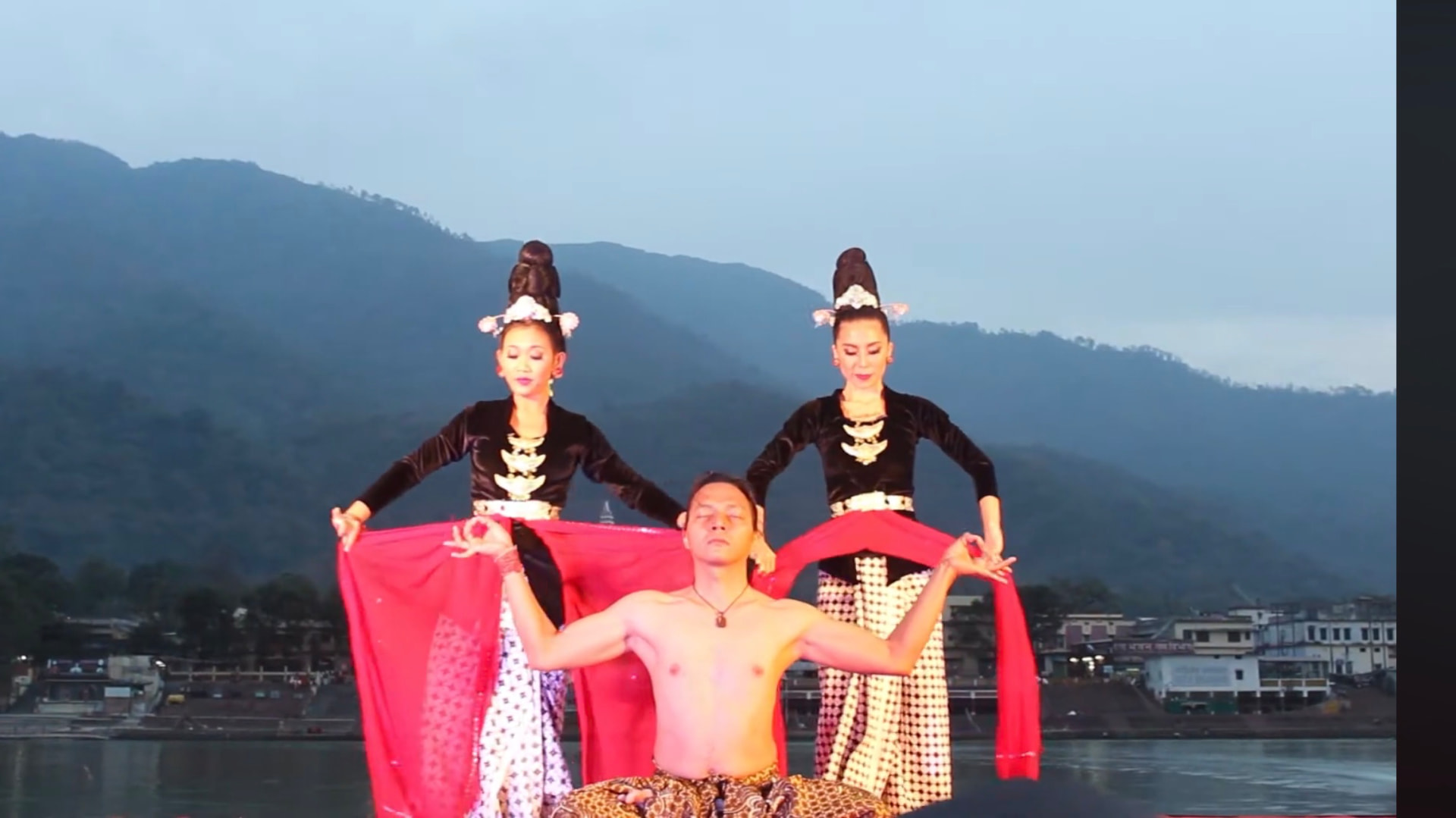 India meets Indonesia on the riverbank
